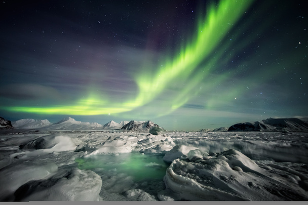 Ungewöhnliche arktische Winterlandschaft - gefrorener Fjord & Nordlichter - Foto, Bild