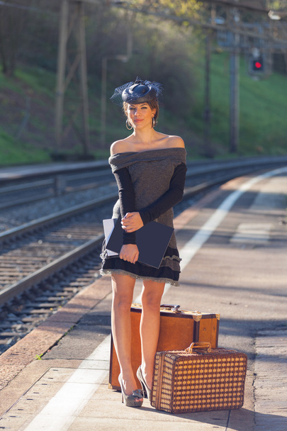 Nő várja a vonat - Fotó, kép