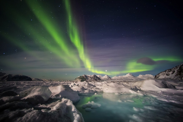 Szokatlan sarkvidéki téli táj - fagyasztott fjord & Northern Lights - Fotó, kép