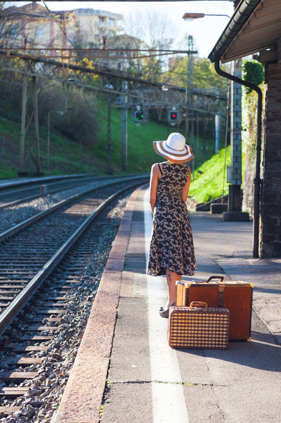 Woman waiting at the railway station - Zdjęcie, obraz