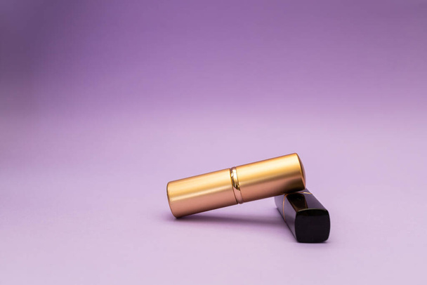 Powder brush in gold bottle and lipstick - Foto, afbeelding