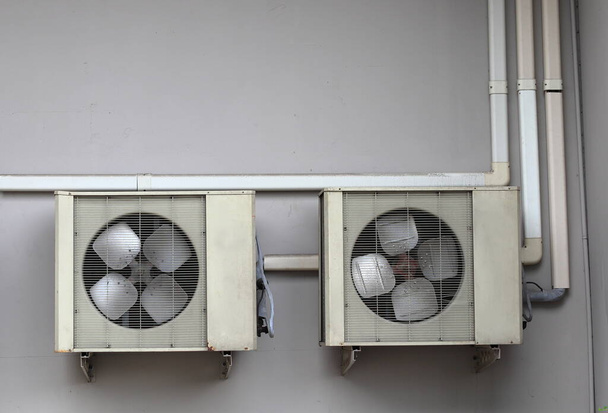 Unidades de condensación de sistemas de aire acondicionado, unidad de condensación instalada en la pared. Aire acondicionado exterior y unidades de bomba de calor sistema de refrigeración central. - Foto, imagen