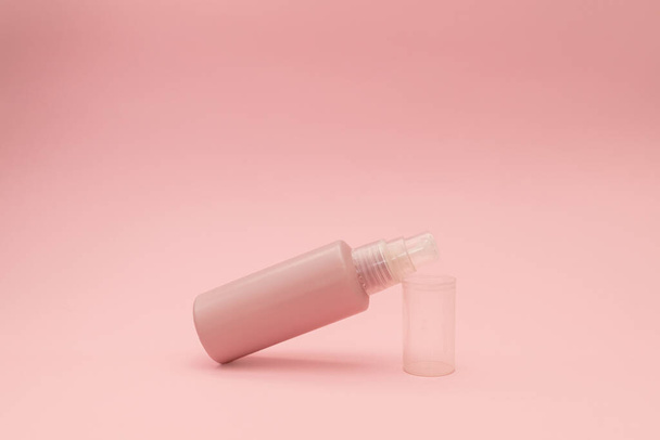 Facial gel on a gently pink background, monochrome - 写真・画像