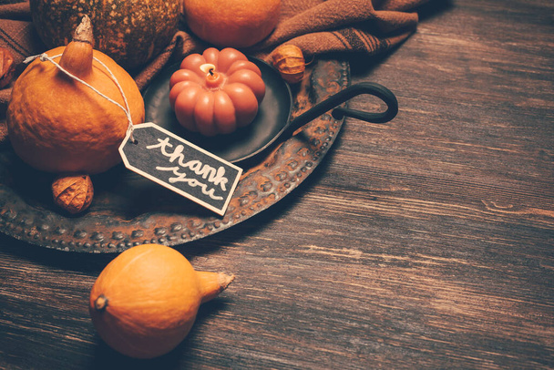 Happy Thanksgiving Day achtergrond, houten tafel versierd met pompoenen en kaarsen - Foto, afbeelding
