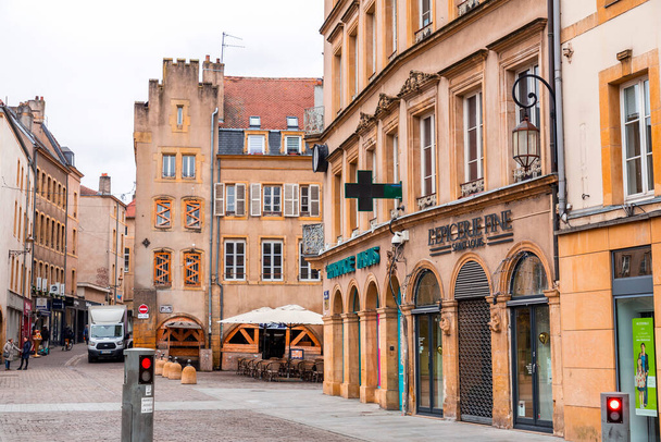 Metz, France - January 23, 2022: Street view and typical french buildings in the city of Metz, France. - Foto, afbeelding