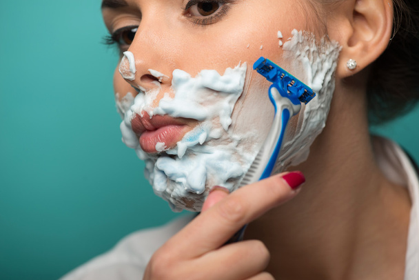 Girl shaving - Foto, Imagen