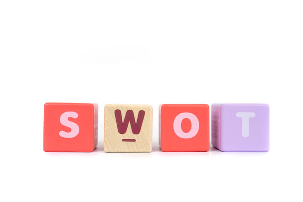SWOT είναι ένα ακρωνύμιο για τις λέξεις: πλεονεκτήματα, αδυναμίες, ευκαιρίες, και απειλές σε ένα έργο - Φωτογραφία, εικόνα