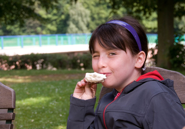 Tyttö syö jäätelöä - Valokuva, kuva