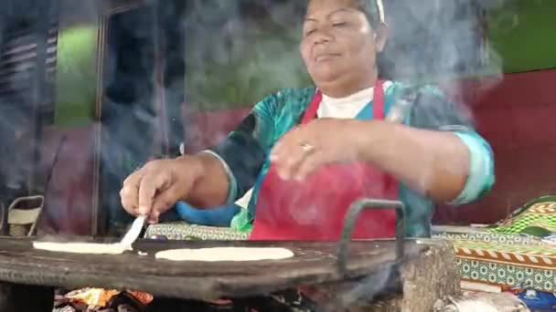 Λατίνα ενήλικη γυναίκα μαγειρεύει τορτίγιες σε μια μεταλλική σχάρα στο ταπεινό της σπίτι στη Νικαράγουα - Πλάνα, βίντεο