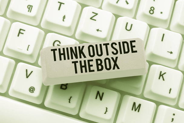 Kézírás jel Think Outside The BoxBe egyedi különböző ötletek hozzák ötletbörze, fogalmi fotó Legyen egyedi különböző ötletek hozza ötletbörze - Fotó, kép