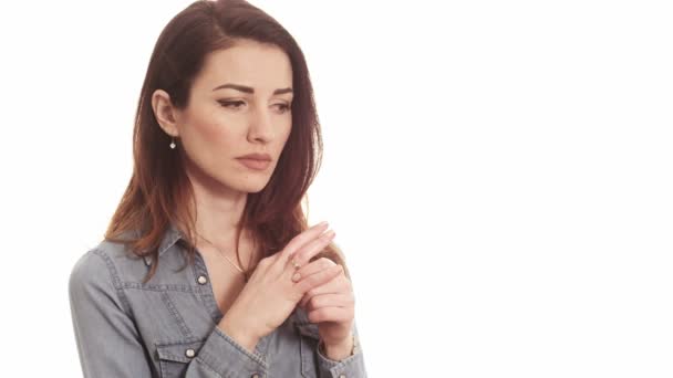Kobieta, dotykając jej obrączkę myślenia o problemach małżeństwa na białym tle - Materiał filmowy, wideo