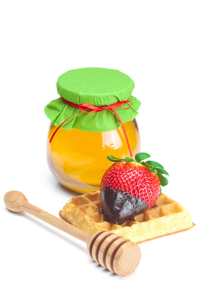 Grosses fraises mûres juteuses dans du chocolat, un pot de miel et de waf
 - Photo, image