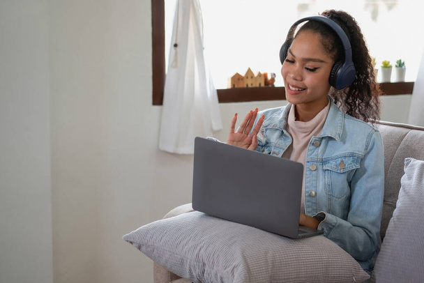 Afričanka, Američanka, používání notebooku a nošení sluchátek pro online učení. - Fotografie, Obrázek
