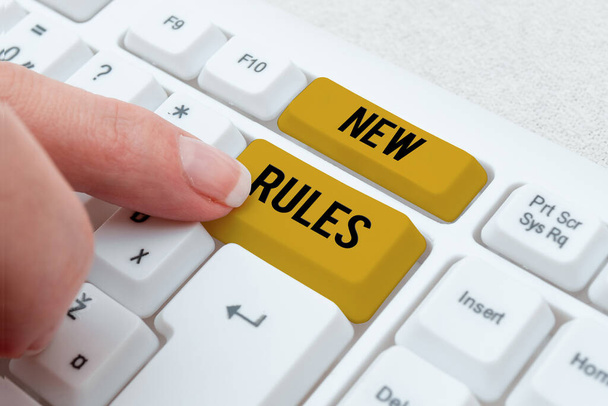 Znak ręcznego pisania Nowe zasady, koncepcja internetowa Stan zmiany wdrożonej polityki na rzecz lepszej aktualizacji - Zdjęcie, obraz