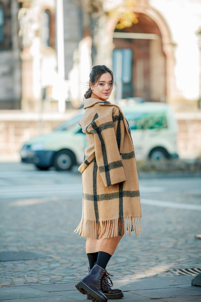 Stilvolle junge Frau im warmen Anzug in der Innenstadt. Schönes Model mit dunklen langen Haaren im Herbst. - Foto, Bild