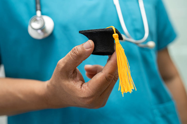 アジアの医師の研究は、病院病棟で卒業ギャップ帽子で学ぶ、賢い明るい天才教育医学の概念. - 写真・画像