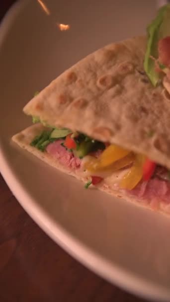 Vídeo caliente de pita de carne de atún. Concepto de tacos árabes. video vertical de comida árabe en mexico - Metraje, vídeo