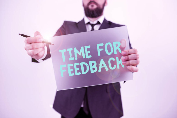 Handschrift teken Tijd voor feedbackBehoefte om te reageren of geven criticus op iets Evaluatie, Woord voor Noodzaak om te reageren of geven criticus op iets Evaluatie - Foto, afbeelding