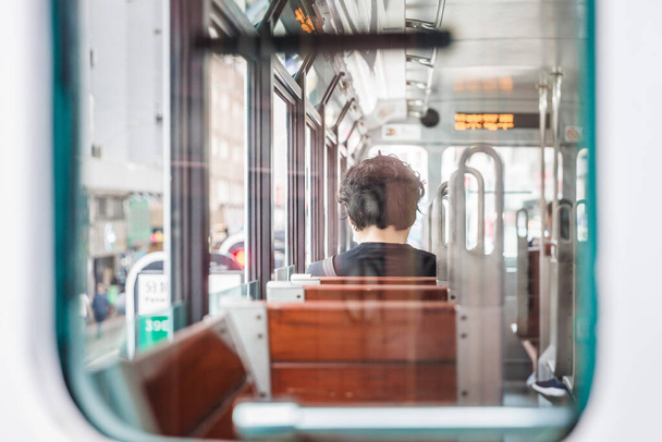 Fahrgast, Fenster und Innenraum der Straßenbahn in Hongkong, tagsüber - Foto, Bild
