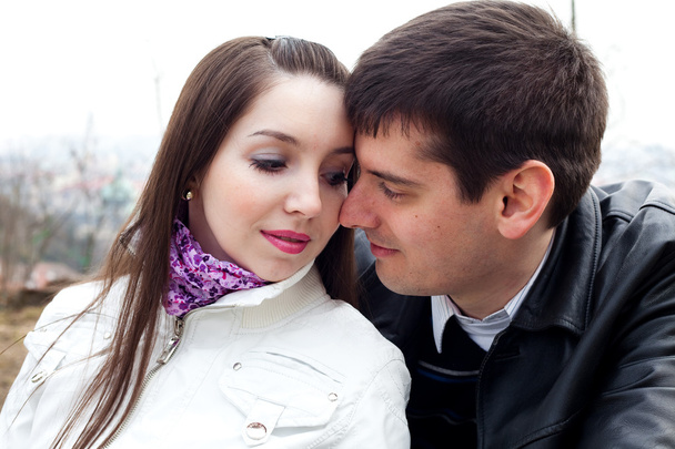 mooie jonge liefde paar in stad Praag - Foto, afbeelding