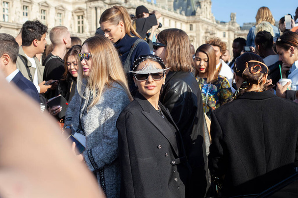 PARIS, FRANCE - October 04, 2022: Paris Fashion Week 2022 - Foto, afbeelding