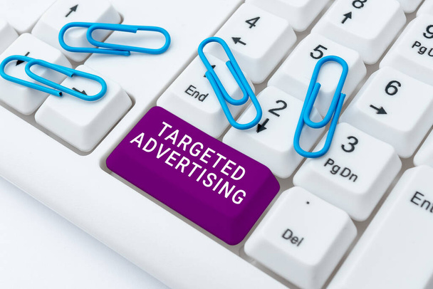 Χειρόγραφο κείμενο Στοχευμένη Διαφήμιση, Επιχειρηματική ιδέα Online Διαφήμιση Διαφημίσεις με βάση την καταναλωτική δραστηριότητα - Φωτογραφία, εικόνα