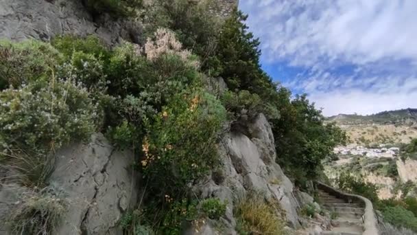 Conca dei Marini, Campanië, Italië - 1 oktober 2022: Sectie van de Amalfikust gekenmerkt door de Saraceense toren van Capo di Conca - Video