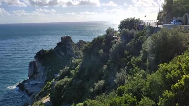 Conca dei Marini, Campanië, Italië - 1 oktober 2022: Sectie van de Amalfikust gekenmerkt door de Saraceense toren van Capo di Conca - Video