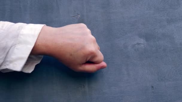Kézzel kopog szürke háttér közepes lassított 4k szelektív fókusz - Felvétel, videó