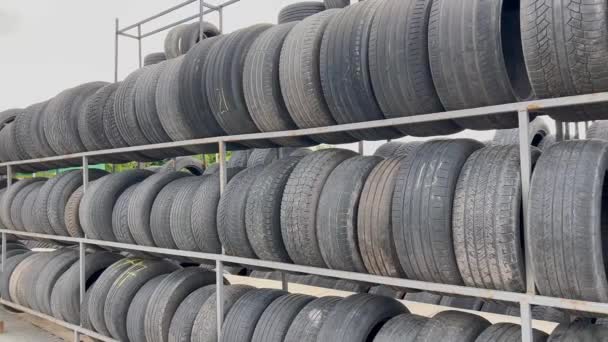 Skupina použitých pneumatik pro opravny pneumatik. Vzory obnošených pneumatik. Různé typy a velikosti starých pneumatik - Záběry, video