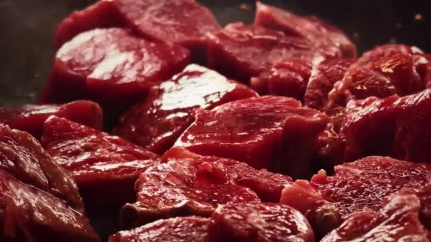 Punainen liha resepti ja ruoanvalmistusprosessi, ruoanlaitto naudanlihaa paistinpannulla. Laadukas 4k kuvamateriaalia - Materiaali, video