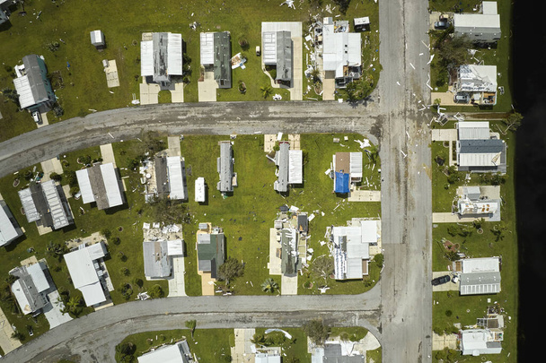 Ураган Ян зруйнував будинки в житловому районі Флориди. Стихійне лихо та його наслідки. - Фото, зображення