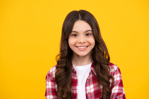 Boldog tinédzser, pozitív és mosolygó érzelmek tini lány. Gyermek kislány 12, 13, 14 éves háttér stúdió portré. Gyerekkori életmód koncepció. Közelkép portré kaukázusi tinédzser gyermek - Fotó, kép