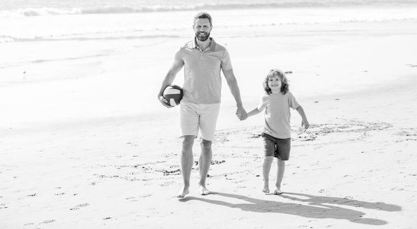 famiglia di papà uomo e bambino ragazzo sulla spiaggia con palla, estate. - Foto, immagini