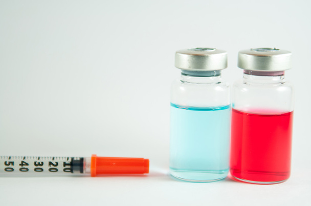 Disposable syringe and injection vial background - 写真・画像