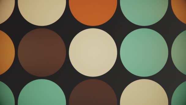 Trendy retro jaren zeventig geometrische achtergrond met kleurrijke knipperende cirkels in warme kleurtinten. Deze stijlvolle vintage motion achtergrond animatie is 4K en een naadloze lus. - Video