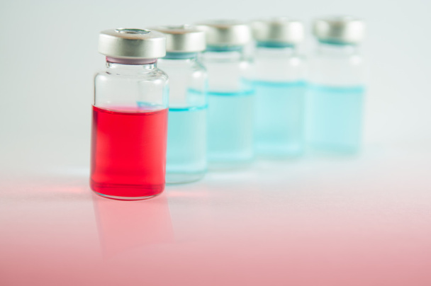 Red liquid in injection vials - Valokuva, kuva
