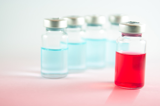 Red liquid in injection vials - 写真・画像