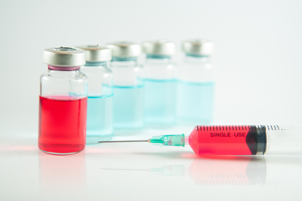 Liquide rouge en seringue injectable et flacons
 - Photo, image