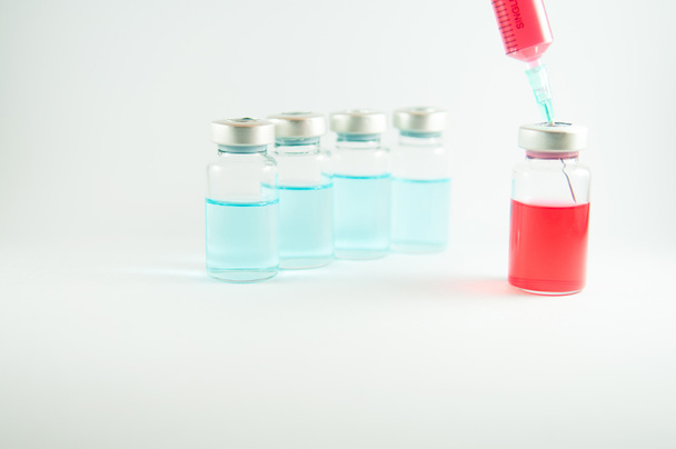 Punainen neste injektioruiskussa ja injektiopulloissa
 - Valokuva, kuva