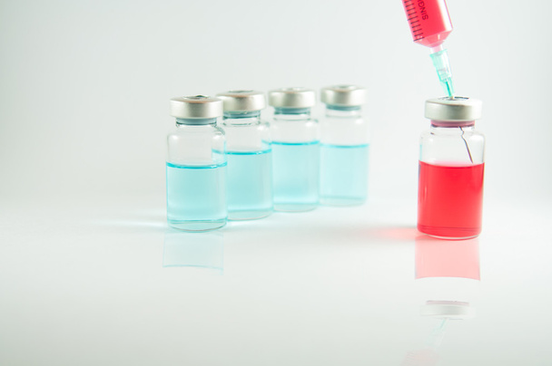 Liquide rouge en seringue injectable et flacons
 - Photo, image