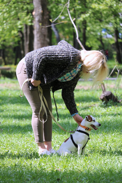 fiatal nő kutyával a parkban - Fotó, kép