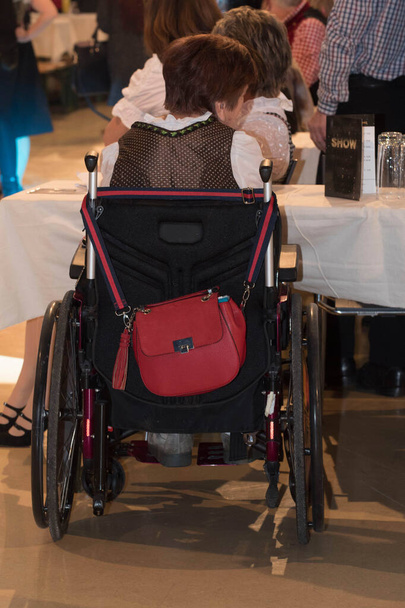 κινητικότητα και μεταφορά ηλικιωμένου σε αναπηρική καρέκλα - Φωτογραφία, εικόνα