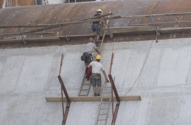 safety and dangers of construction workers on the construction site - Foto, imagen