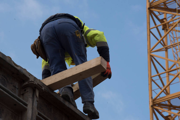 seguridad y peligros de los trabajadores de la construcción en la obra - Foto, Imagen