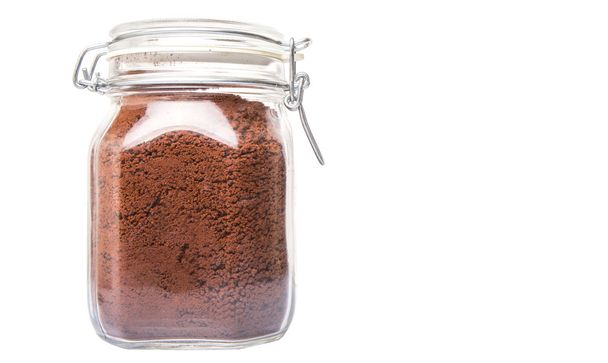 Instant kávé italpor jar üvegedénybe felett fehér háttér - Fotó, kép