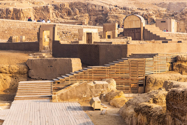 Γκίζα, Κάιρο, Αίγυπτος. ερείπια ναού στο συγκρότημα Μεγάλη Πυραμίδα στη Γκίζα. - Φωτογραφία, εικόνα