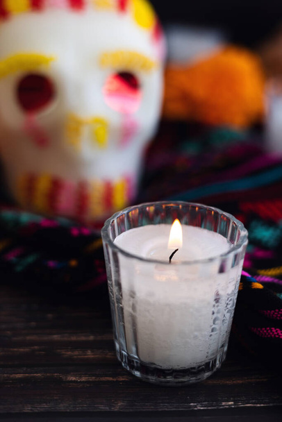 Candela sull'altare per la celebrazione del giorno dei morti in Messico - Foto, immagini