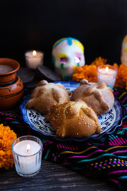 Pan mexicano en el altar con calavera de azúcar y chocolate caliente comida tradicional para la celebración del Día de los Muertos de México - Foto, imagen