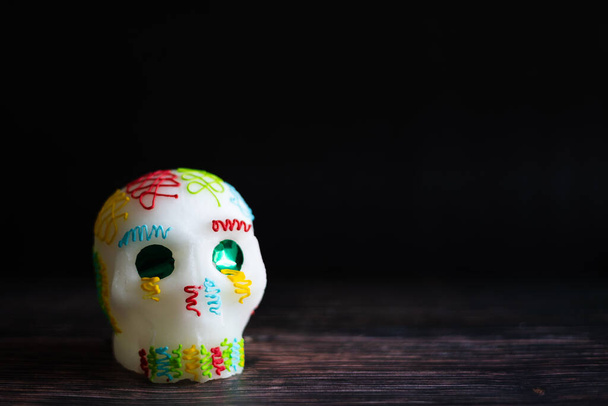 Мексиканский сахарный череп традиционный для дня мертвых в Мексике - Фото, изображение